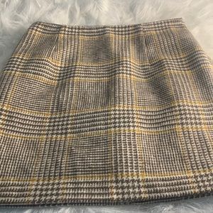This is a plaid brown fitted skirt size xs in women